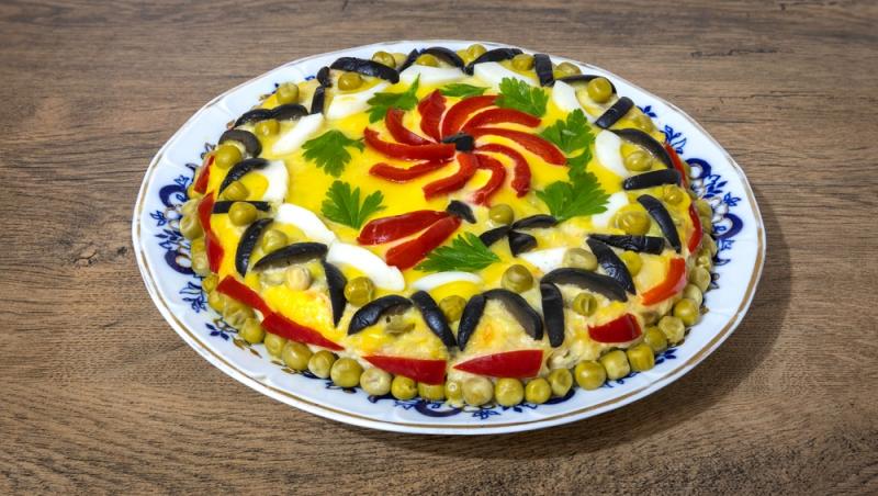 salata de boeuf așezată pe un platou rotund decorată cu elemente simetrice