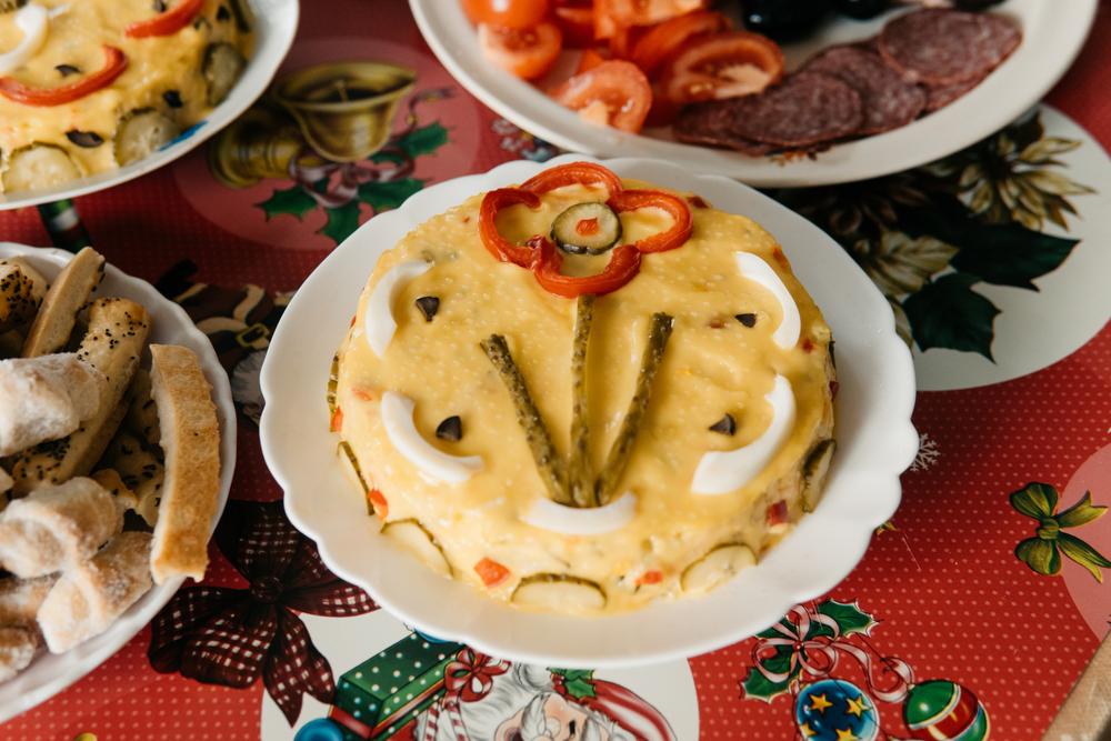 Salata de boeuf  decorată cu floare din castraveți și gogoșari murați