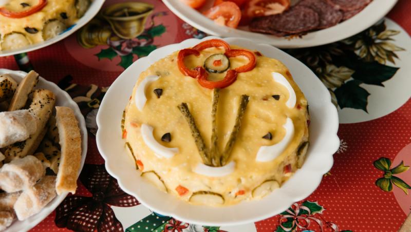 Salata de boeuf  decorată cu floare din castraveți și gogoșari murați