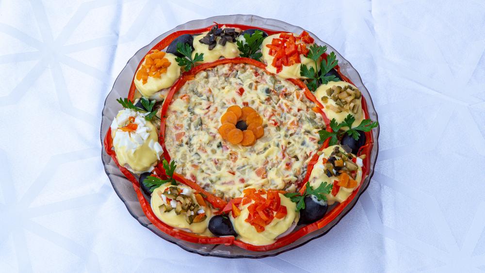 Salata beouf decorată cu legume crude