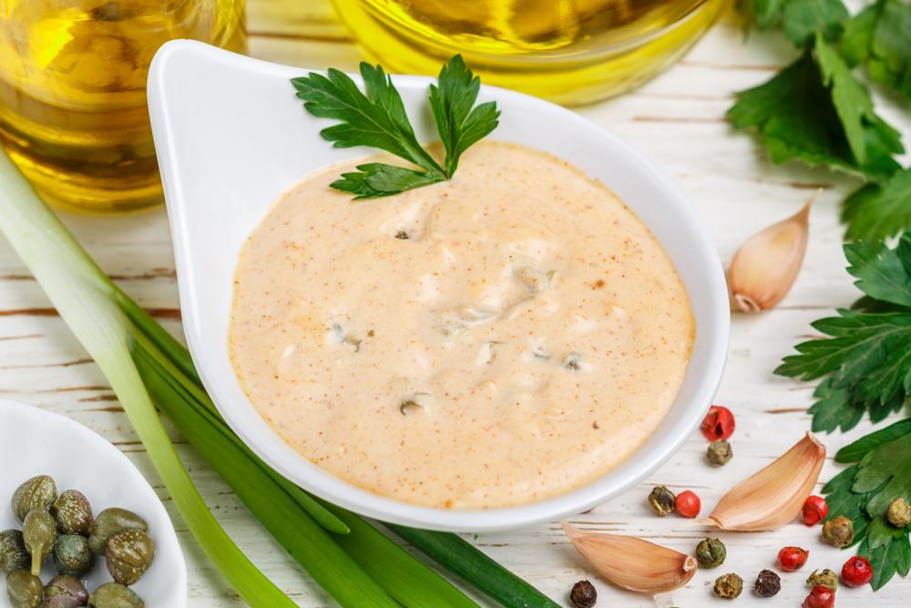 Aioli cu muștar într-un bol alb