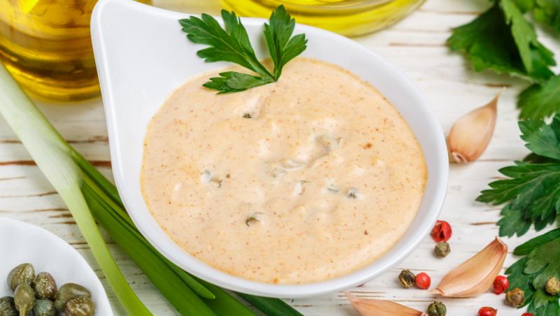 Sosul aioli cu muștar completează perfect preparatele din carne la grătar