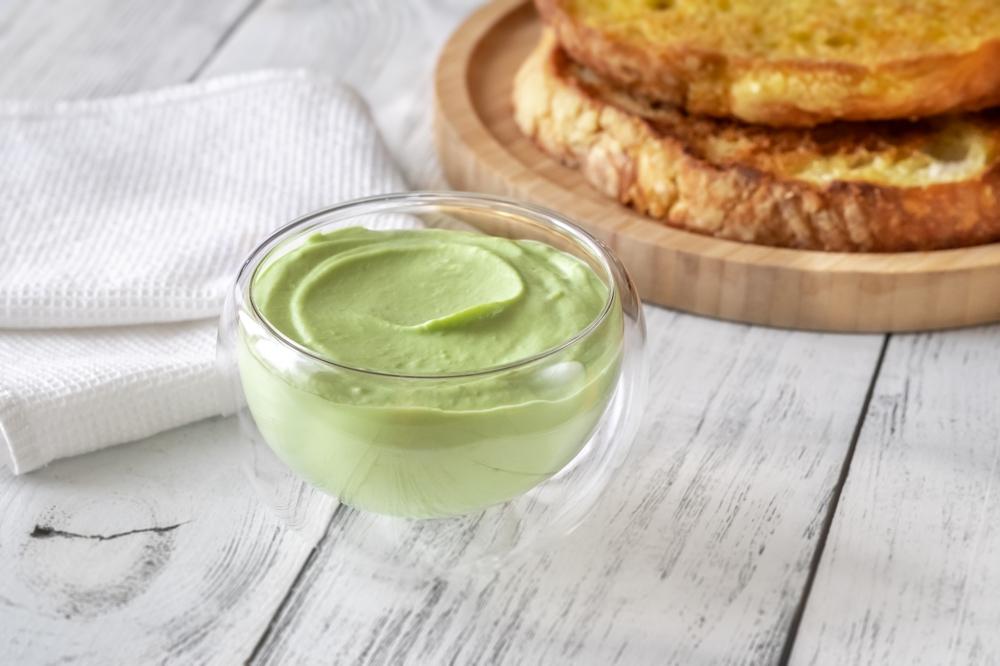 Sos de maioneză, avocado și limetă într-un bol transparent