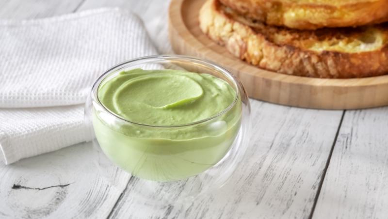 Sos de maioneză, avocado și limetă într-un bol transparent