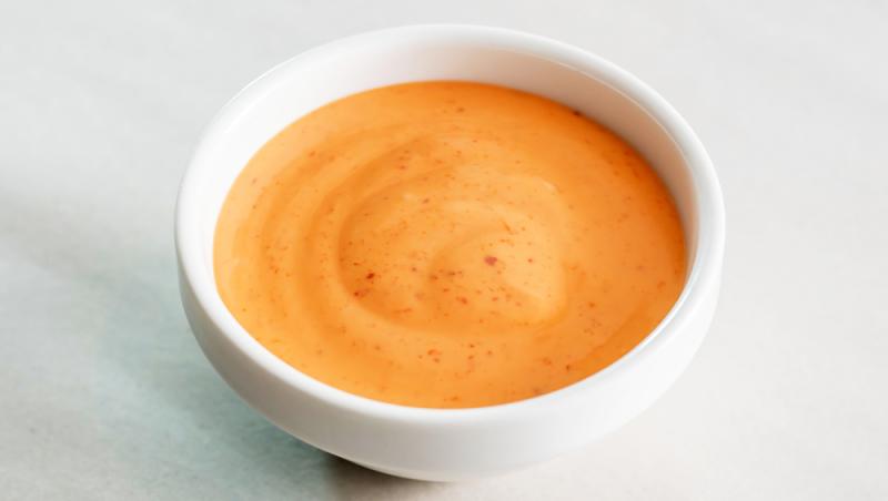 Sosul remoulade dă o savoare deosebită sandvișurilor cu carne