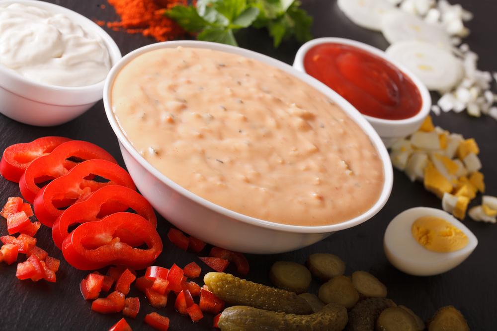 sos rusesc într-un bol cu ingredientele alătri