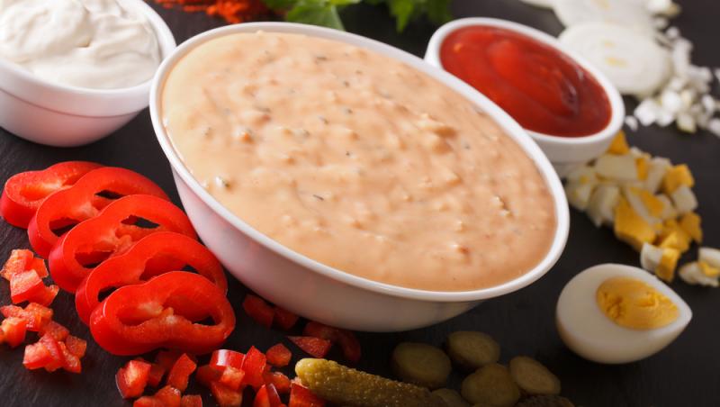 sos rusesc într-un bol cu ingredientele alătri