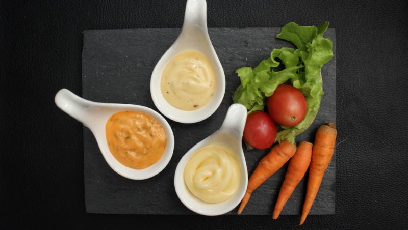 Sosurile pe bază de maioneză au o textură catifelată, sunt cremoase și au un gust foarte bogat