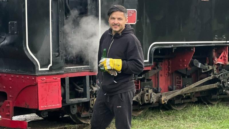 liciu vârciu lângă o locomotivă