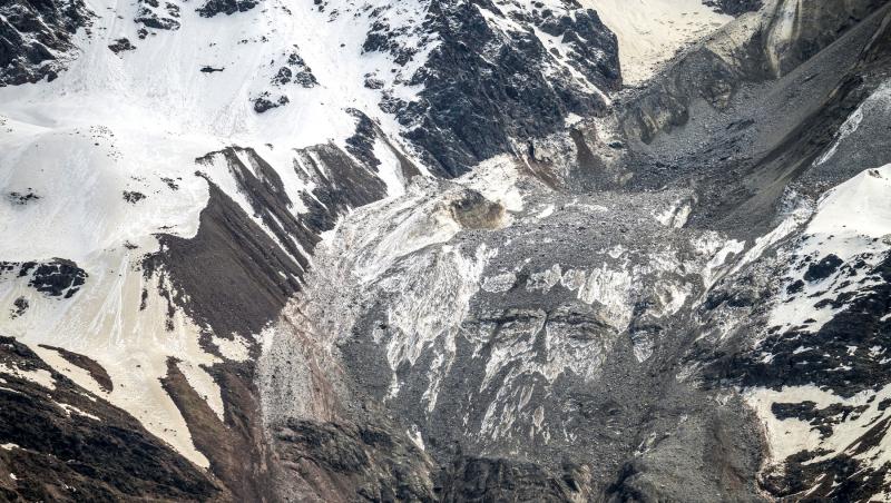 Momentul uluitor în care un sat întreg dispare după ce un ghețar se prăbușește. Imaginile care dau fiori