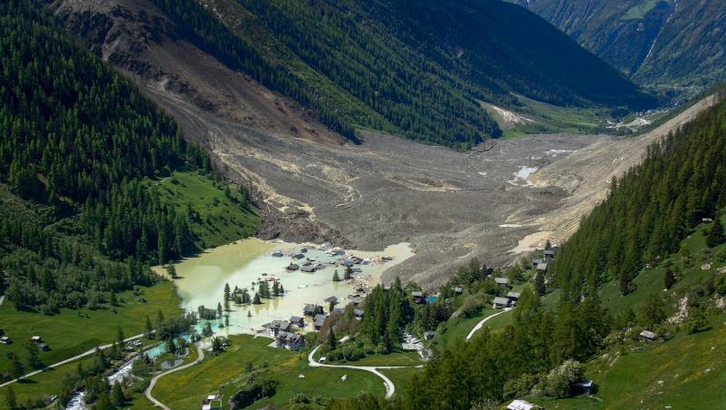 Momentul uluitor în care un sat întreg dispare după ce un ghețar se prăbușește. Imaginile care dau fiori