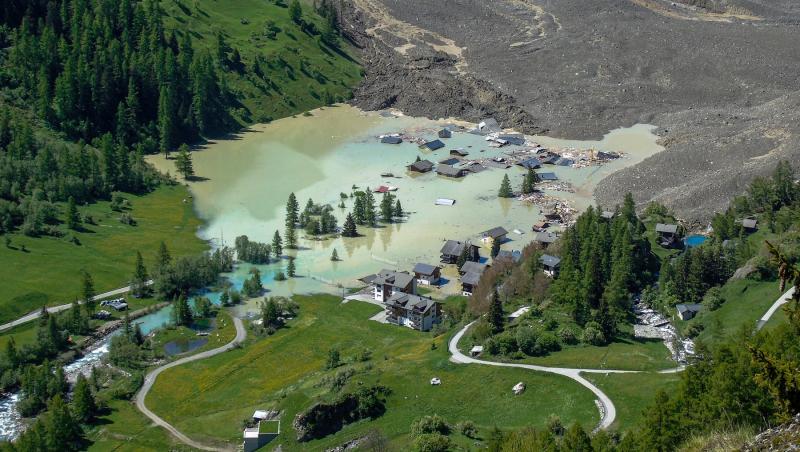 Momentul uluitor în care un sat întreg dispare după ce un ghețar se prăbușește. Imaginile care dau fiori