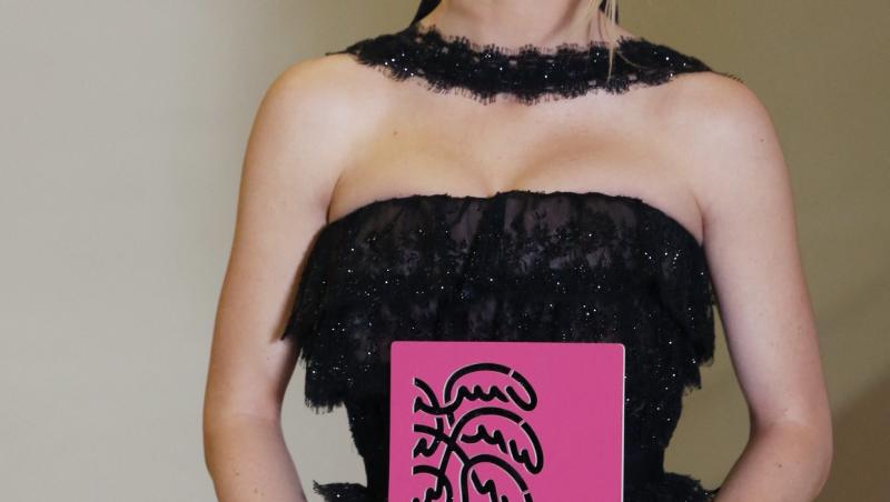 Este cea mai sexy actriță a momentului și își vinde apa în care face baie. Cât costă produsul controversat