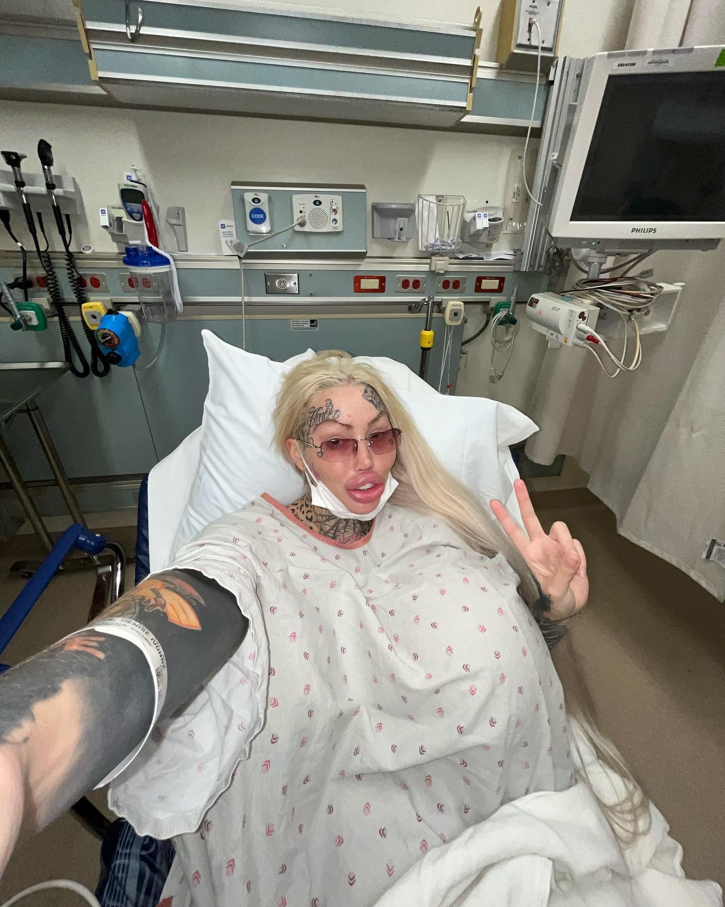 Modelul Mary Magdalene în spital, pe pat