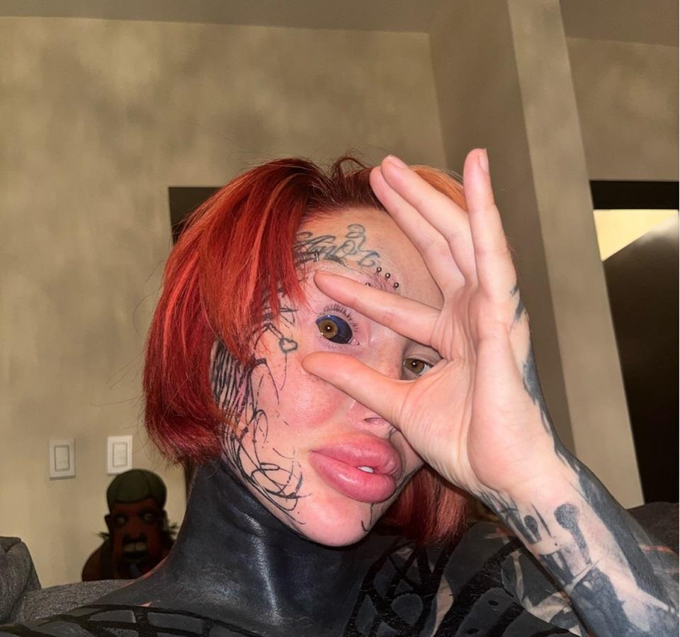 Modelul Mary Magdalene, cu ochiul tatuat negru și cu corpul tatuat negru