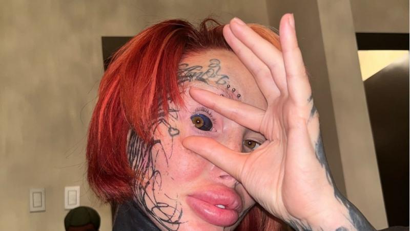 Modelul Mary Magdalene, cu ochiul tatuat negru și cu corpul tatuat negru