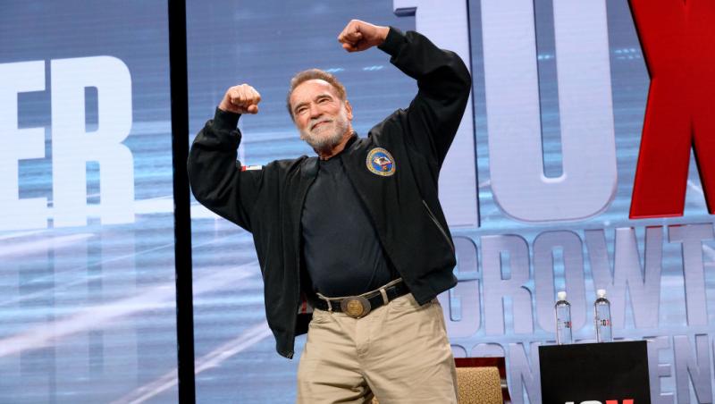 Arnold Schwarzenegger isi flexeaza muschii pe scena