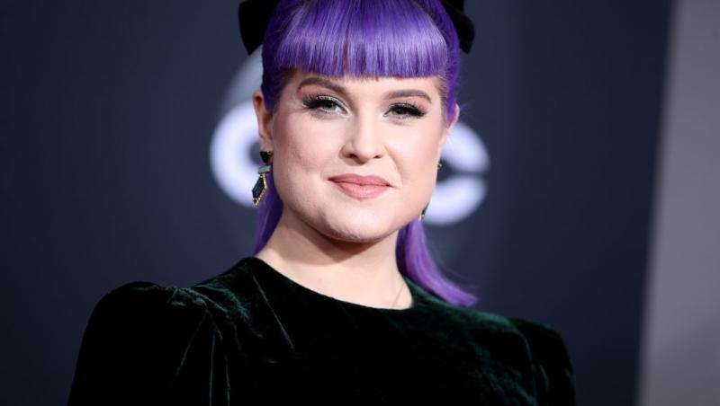 Kelly Osbourne îmbrăcată într-o ținută neagră elegantă