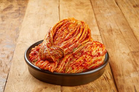 Ce este kimchi. Cum se mănâncă și ce beneficii poate avea pentru organism