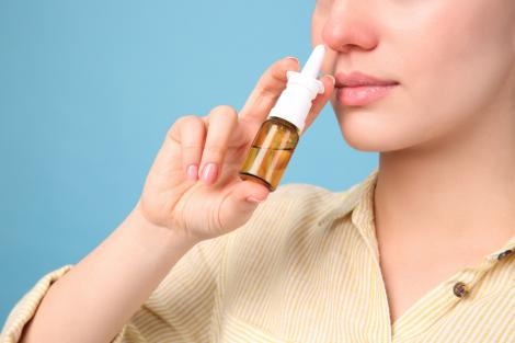 Cum se folosește corect un spray nazal. Cele 4 greșeli pe care mulți dintre noi le facem