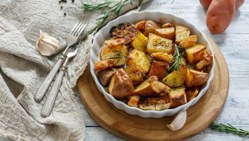 Cartofii la cuptor sunt o garnitură delicioasă, dar pot fi și un fel de mâncare pricipal hrănitor