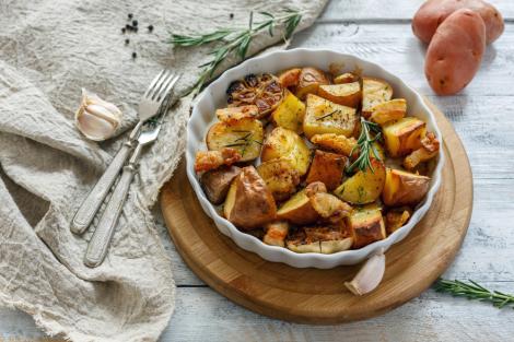 Cartofi la cuptor. 5 rețete simple pe care trebuie să le încerci