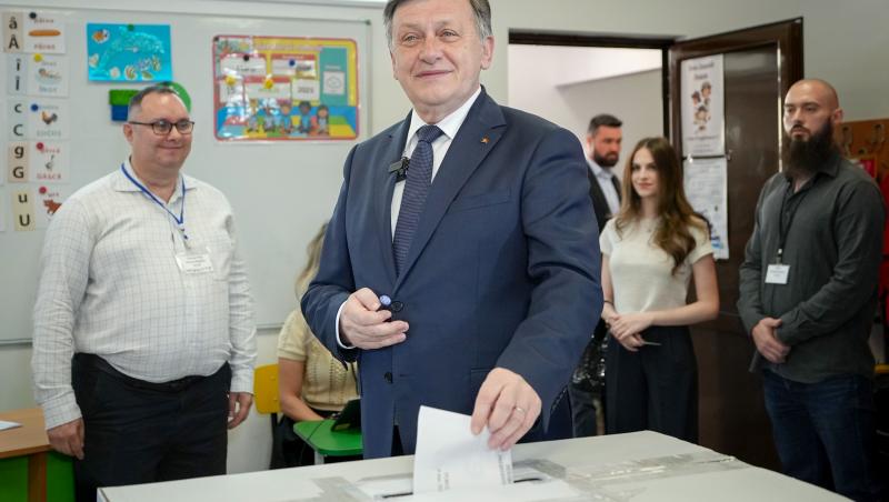 Cum a apărut Crin Antonescu la secția de votare pentru alegerile prezidențiale 2025. Ce ținute au ales fiica și soția candidatului