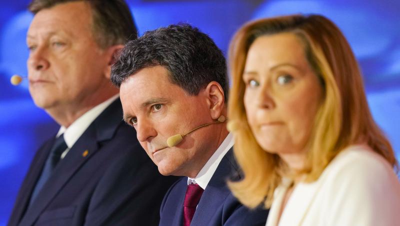 Cum a apărut Nicușor Dan la secția de votare pentru alegerile prezidențiale 2025. Ce ținută a ales partenera candidatului