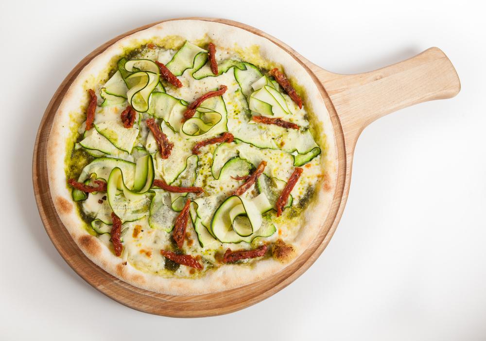 Pizza cu praz, dovlecel și ricotta poate fi decorată cu roșii uscate la soare