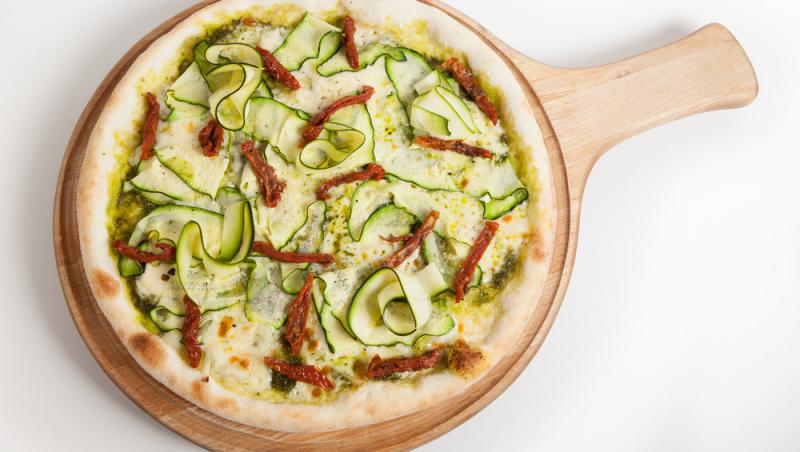 Pizza cu praz, dovlecel și ricotta poate fi decorată cu roșii uscate la soare