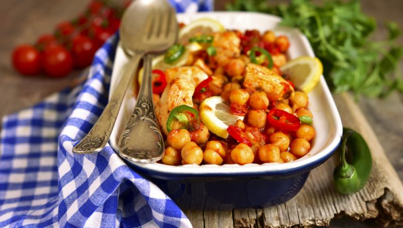 Puiul cu năut și roșii se servește cât este cald