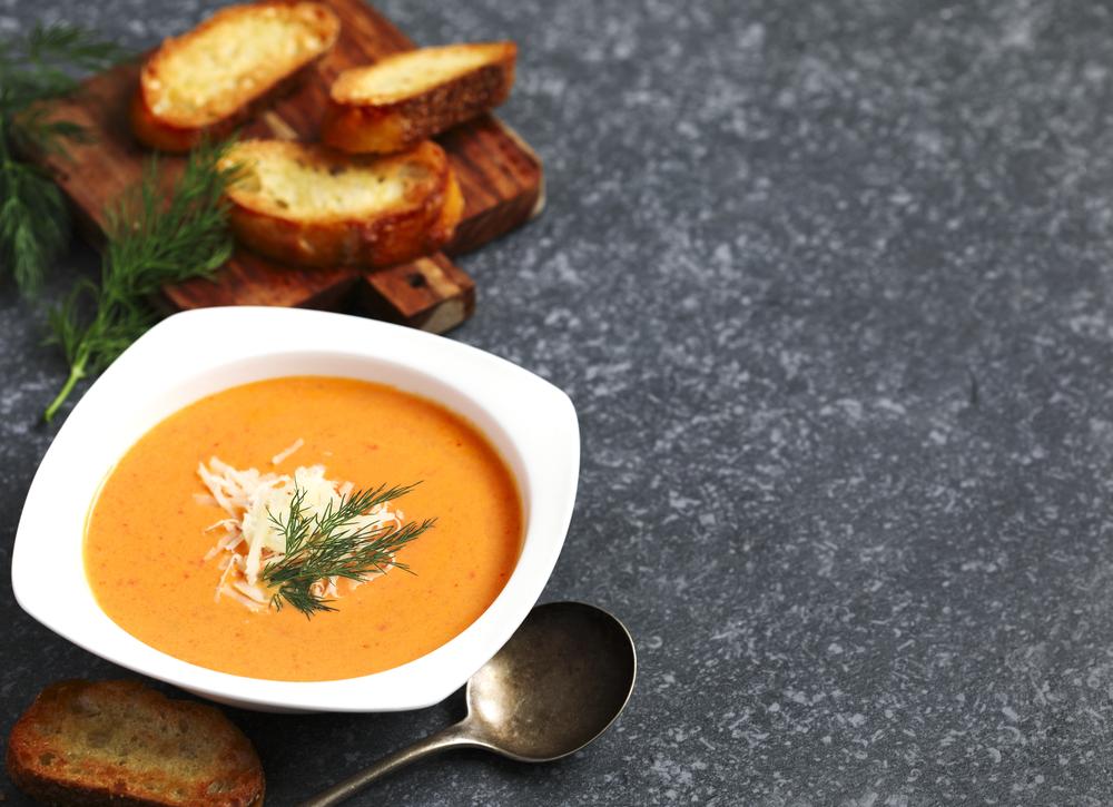 Supa de roșii poate fi consumată atât caldă, cât și rece