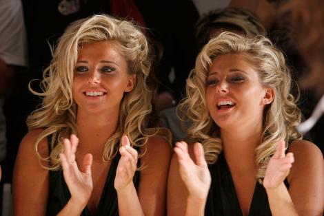 Ororile din conacul Playboy. Ce dezvaluiri au făcut gemenele Karissa şi Kristina, fostele iubite ale lui Hugh Hefner