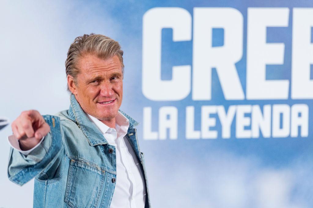 Dolph Lundgren îmbrăcat într-o jachetă din denim peste un tricou alb