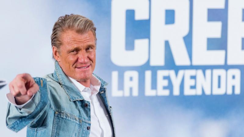 Dolph Lundgren îmbrăcat într-o jachetă din denim peste un tricou alb