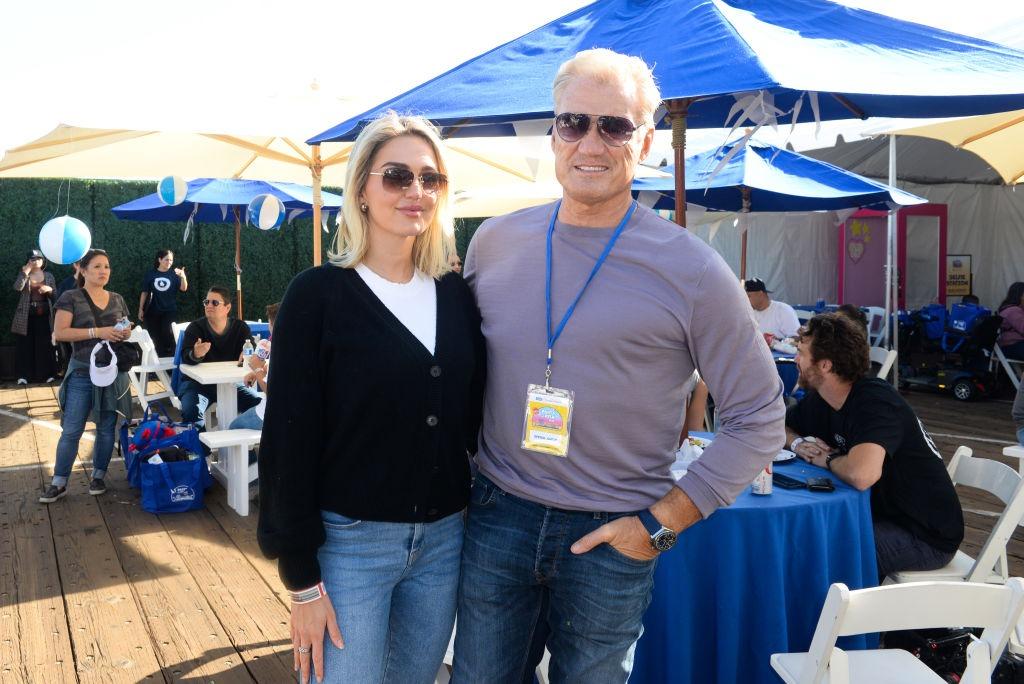 Dolph Lundgren alături de soția lui, ambii îmbrăcați casual