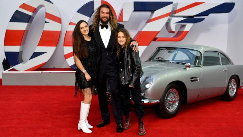 Jason Momoa alături de copiii săi, toți îmbrăcați în ținute negre asortate