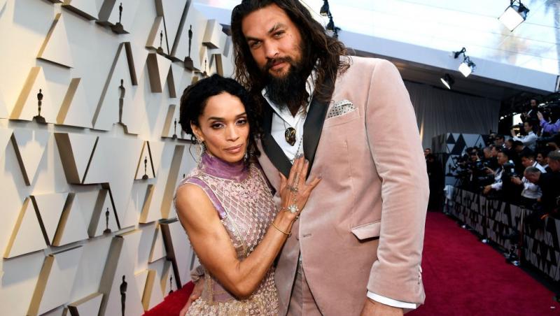 Jason Momoa alături de Lisa Bonet, ambii îmbrăcați elegant în ținute asortate
