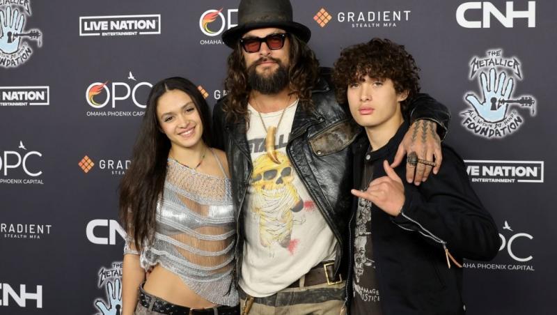 Jason Momoa alături de copiii săi, toți îmbrăcați casual