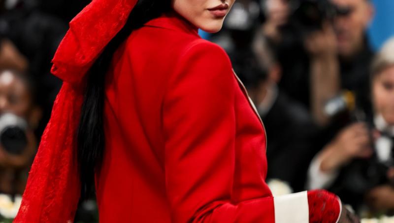 Cine e vedeta care a apărut pe covorul roșu la Met Gala 2025 în lenjerie intimă. Artista a atras toate blițurile fotografilor