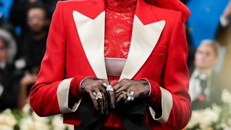 Cine e vedeta care a apărut pe covorul roșu la Met Gala 2025 în lenjerie intimă. Artista a atras toate blițurile fotografilor