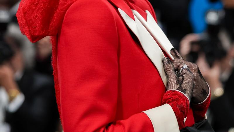 Cine e vedeta care a apărut pe covorul roșu la Met Gala 2025 în lenjerie intimă. Artista a atras toate blițurile fotografilor