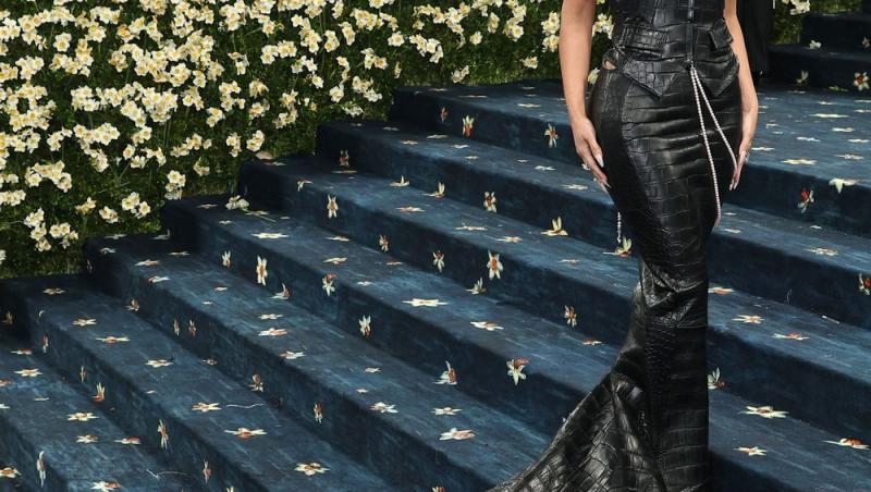 Rochia ei, în pragul unui accident vestimentar. Kim Kardashian aproape și-a arătat posteriorul la Met Gala 2025