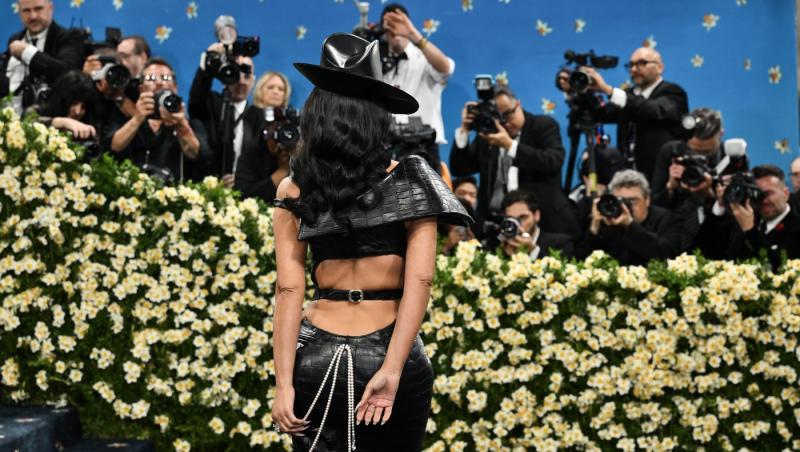 Rochia ei, în pragul unui accident vestimentar. Kim Kardashian aproape și-a arătat posteriorul la Met Gala 2025