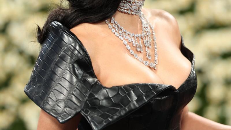 Rochia ei, în pragul unui accident vestimentar. Kim Kardashian aproape și-a arătat posteriorul la Met Gala 2025