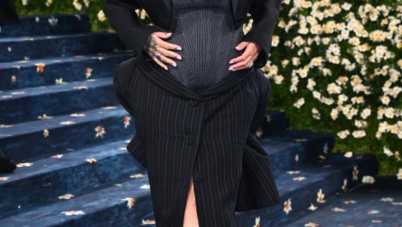 Rihanna este însărcinată cu al treilea copil! Cum a apărut cu burtica de gravidă la Met Gala 2025
