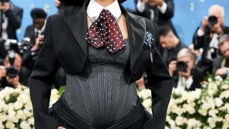 Rihanna este însărcinată cu al treilea copil! Cum a apărut cu burtica de gravidă la Met Gala 2025