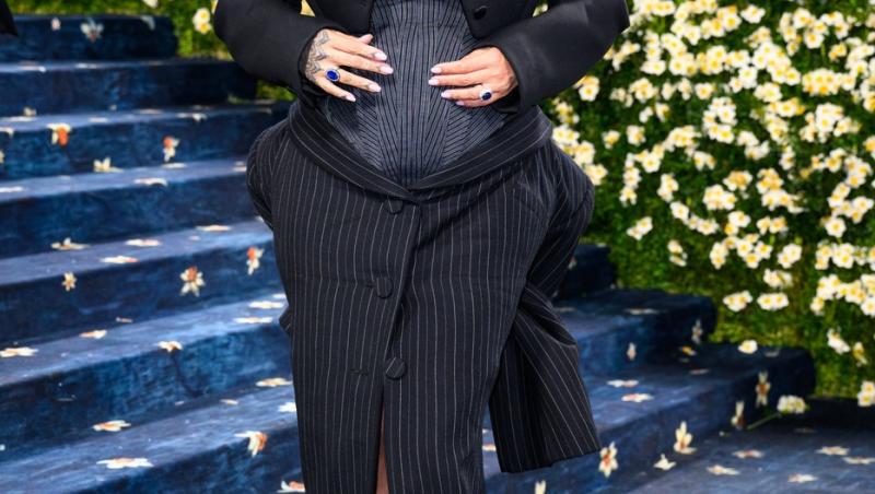 Rihanna este însărcinată cu al treilea copil! Cum a apărut cu burtica de gravidă la Met Gala 2025