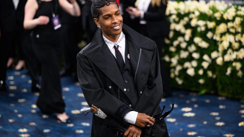 Rihanna este însărcinată cu al treilea copil! Cum a apărut cu burtica de gravidă la Met Gala 2025