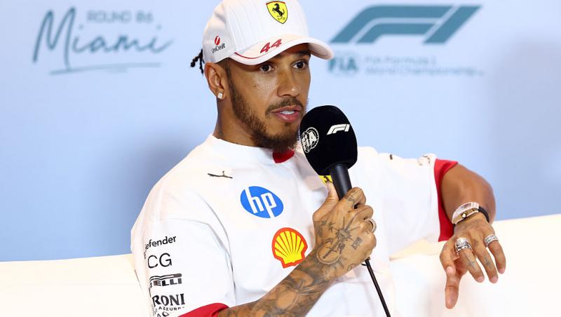 Ce ținută atent aleasă a purtat Lewis Hamilton la Met Gala 2025. Evenimentul a avut loc după Marele Premiu de la Miami